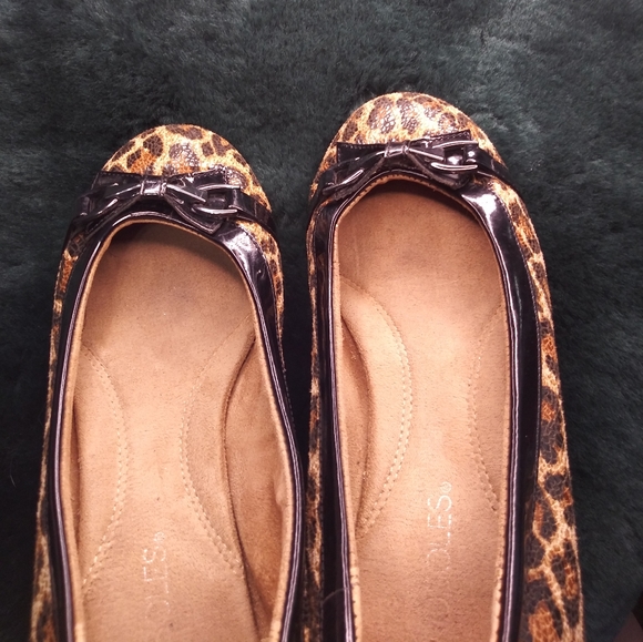 Aerosoles animal print flats.    Size 7.5 - Picture 3 of 5